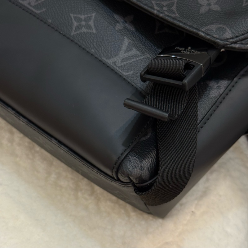 LV 黑老花黑武士 Voyager PM郵差包 ✨最新晶片款-5