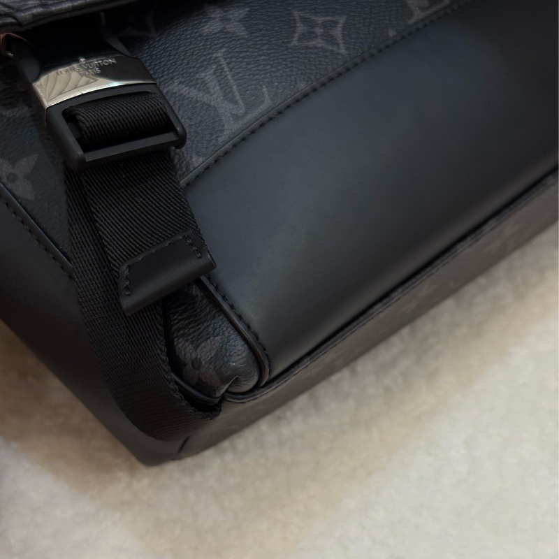 LV 黑老花黑武士 Voyager PM郵差包 ✨最新晶片款-6