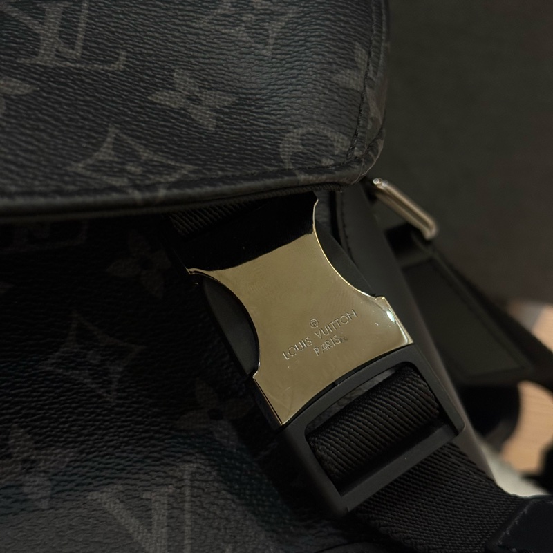 LV 黑老花黑武士 Voyager PM郵差包 ✨最新晶片款-9