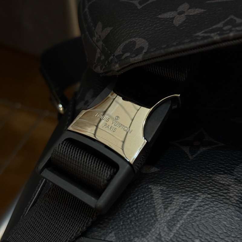 LV 黑老花黑武士 Voyager PM郵差包 ✨最新晶片款-10