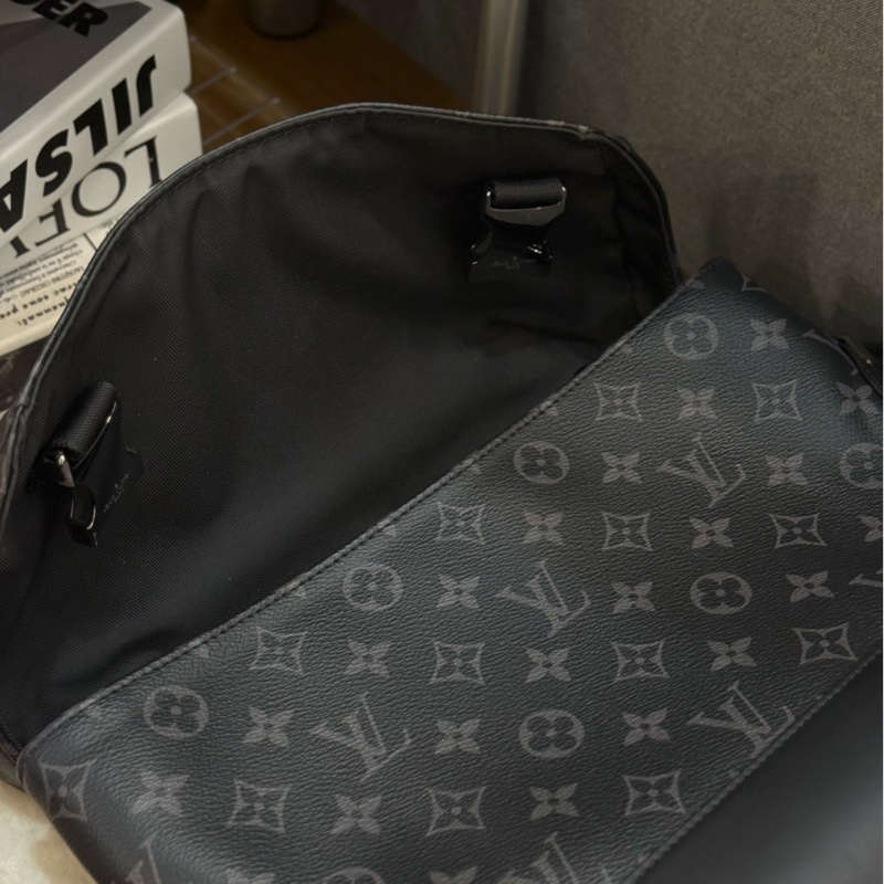 LV 黑老花黑武士 Voyager PM郵差包 ✨最新晶片款-11