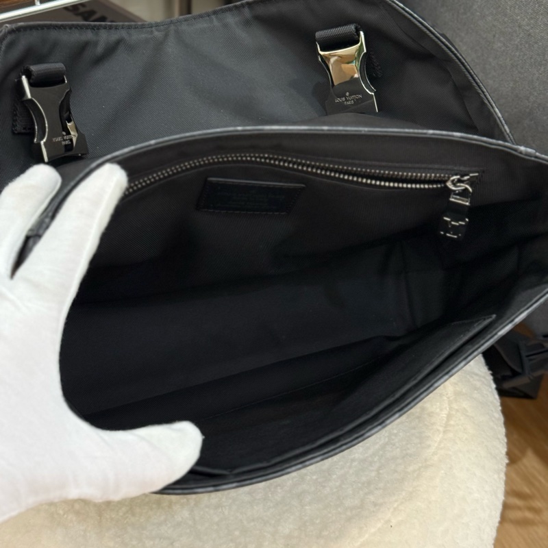 LV 黑老花黑武士 Voyager PM郵差包 ✨最新晶片款-13