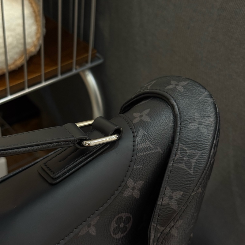 LV 黑老花黑武士 Voyager PM郵差包 ✨最新晶片款-15