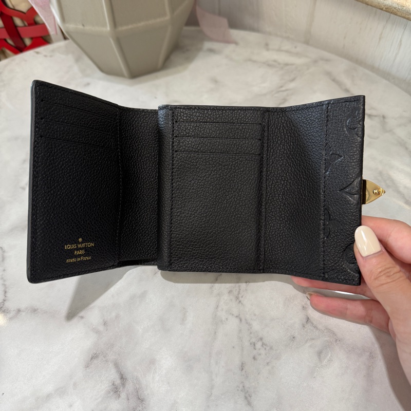 LV黑牛皮壓紋Metus金釦後ㄇ拉零錢袋6卡短夾-2