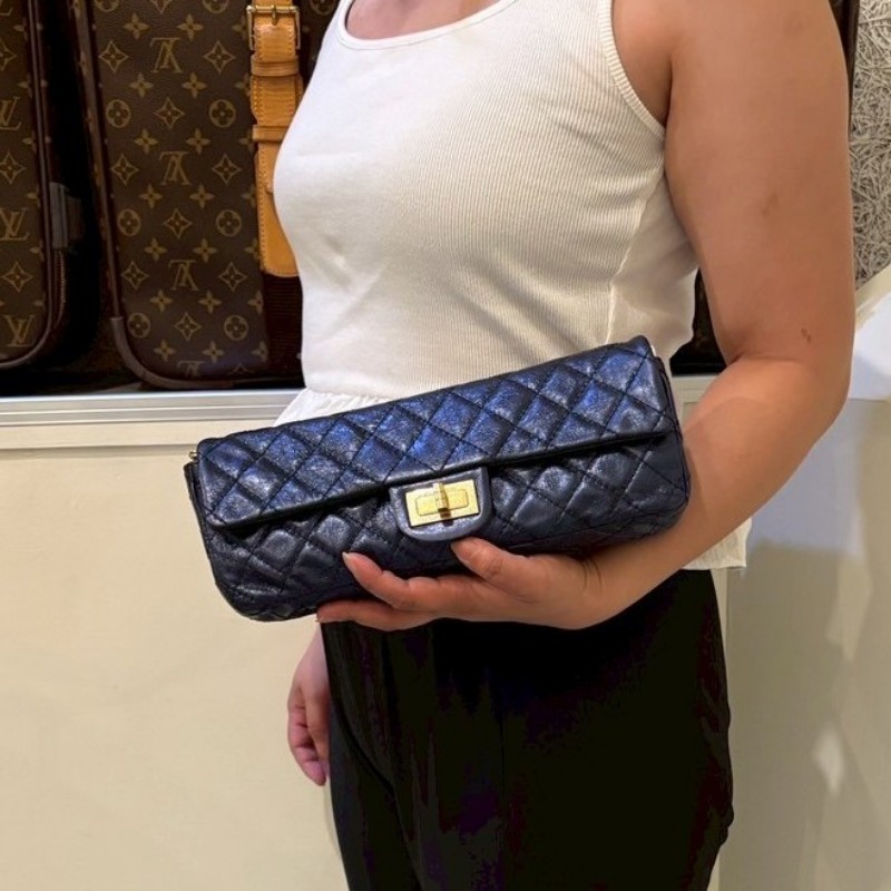 Chanel 藍色珠光皮革方釦肩側包-2
