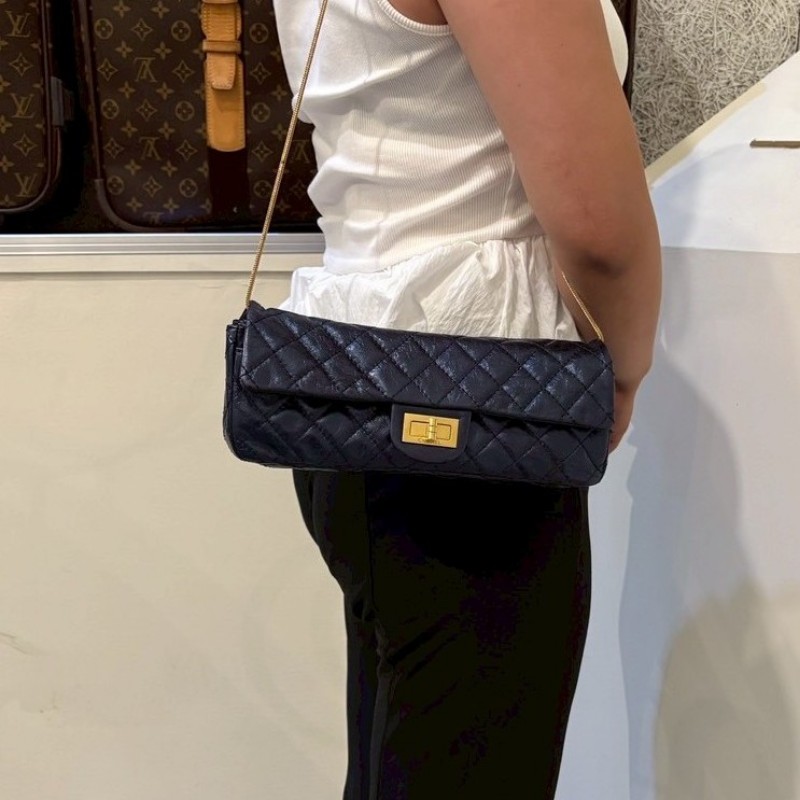 Chanel 藍色珠光皮革方釦肩側包-4