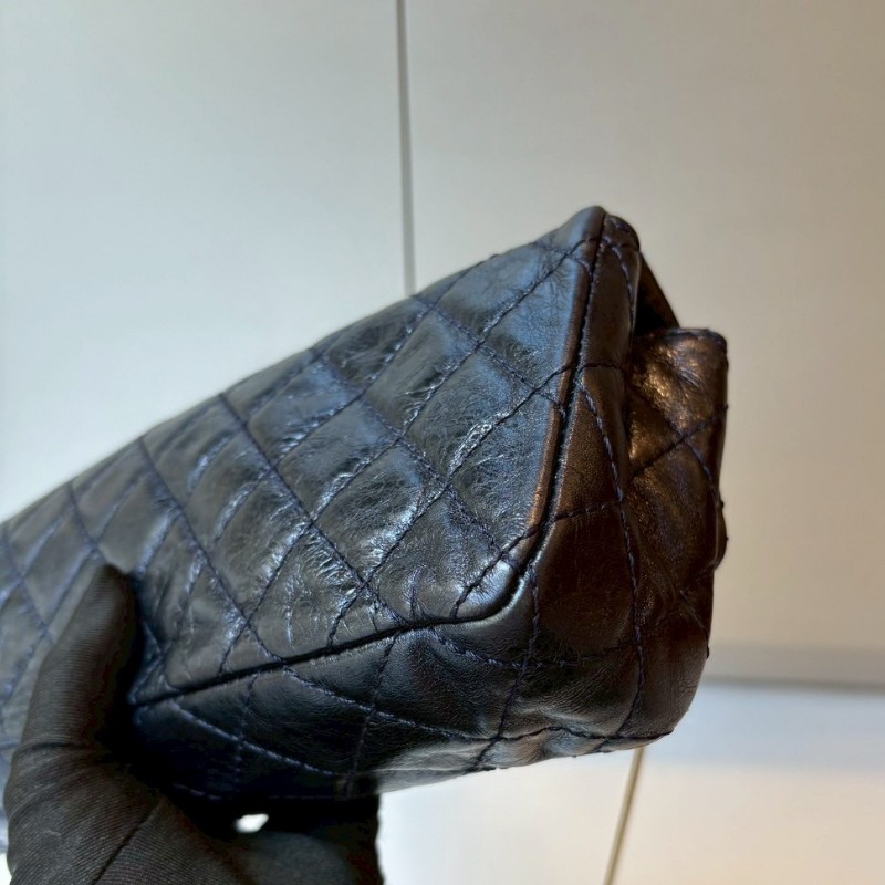 Chanel 藍色珠光皮革方釦肩側包-9