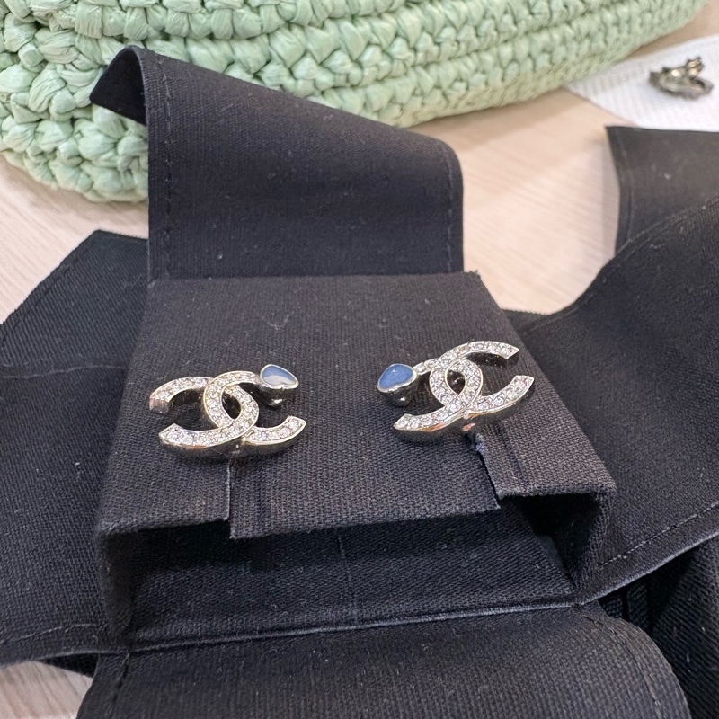 全新Chanel 經典款雙C logo 銀色 針式耳環-5