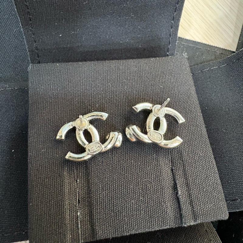 全新Chanel 經典款雙C logo 銀色 針式耳環-6