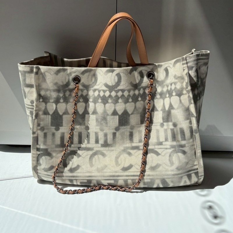 Chanel 霧銀鍊米白底漸層灰圖騰布托特包-1