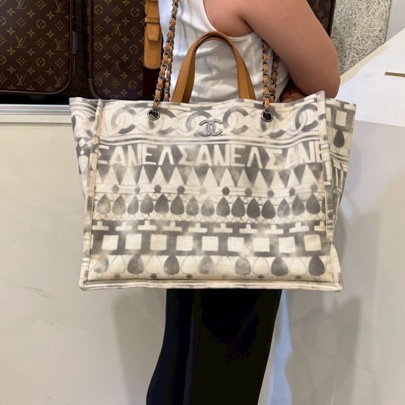 Chanel 霧銀鍊米白底漸層灰圖騰布托特包-2