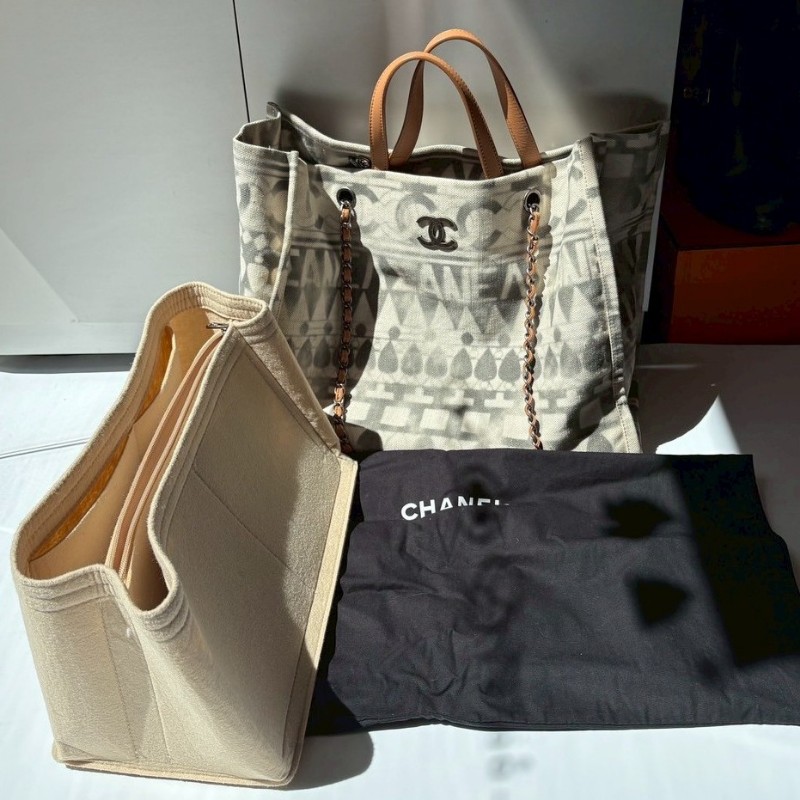 Chanel 霧銀鍊米白底漸層灰圖騰布托特包-6