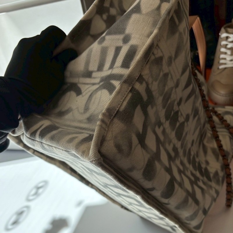 Chanel 霧銀鍊米白底漸層灰圖騰布托特包-10