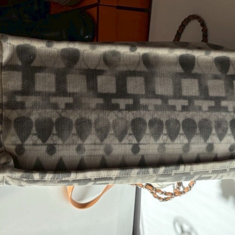 Chanel 霧銀鍊米白底漸層灰圖騰布托特包-11