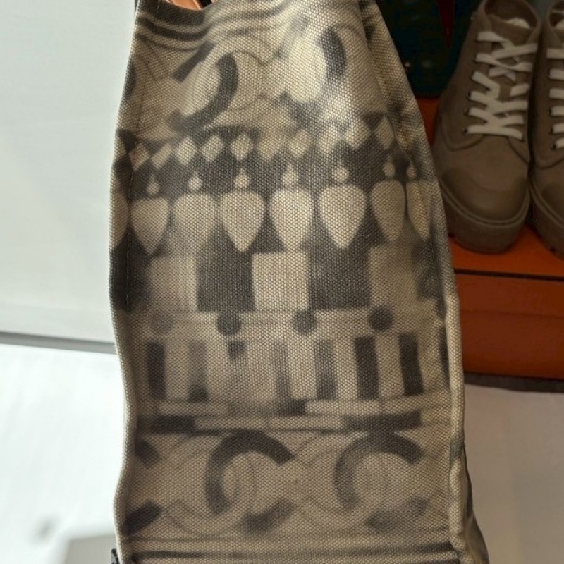 Chanel 霧銀鍊米白底漸層灰圖騰布托特包-13