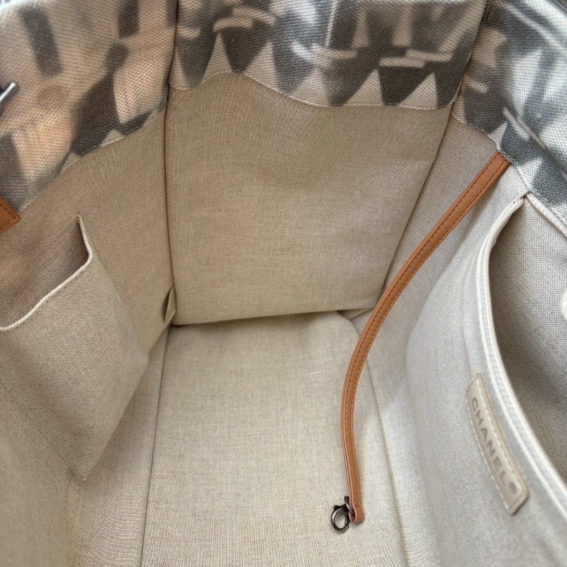 Chanel 霧銀鍊米白底漸層灰圖騰布托特包-15