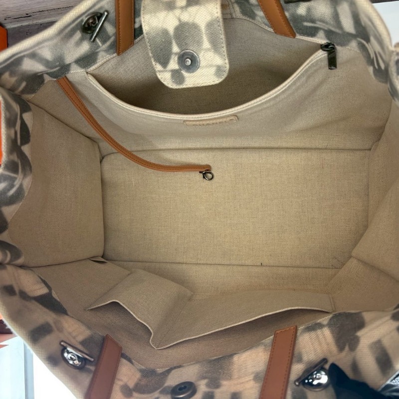 Chanel 霧銀鍊米白底漸層灰圖騰布托特包-16