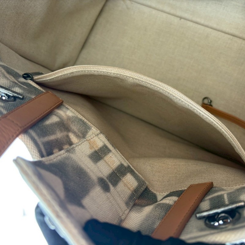 Chanel 霧銀鍊米白底漸層灰圖騰布托特包-17