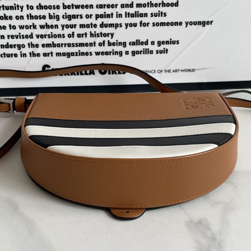 Loewe羅意威 焦糖拼色 限量款heel 斜背包
🈶購鉦-2