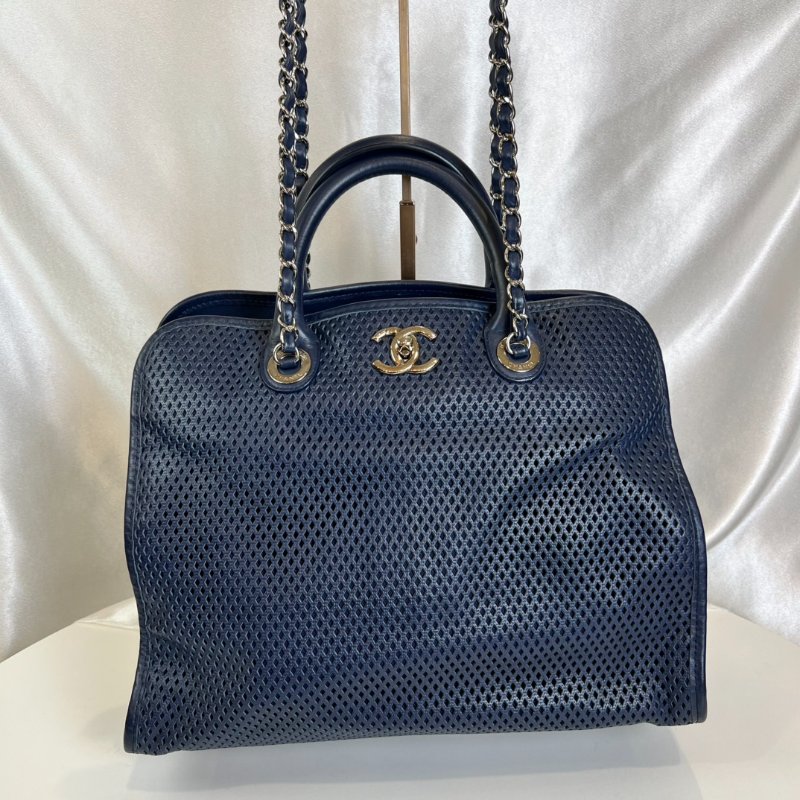 CHANEL 18開 藍色洞洞托特包-0