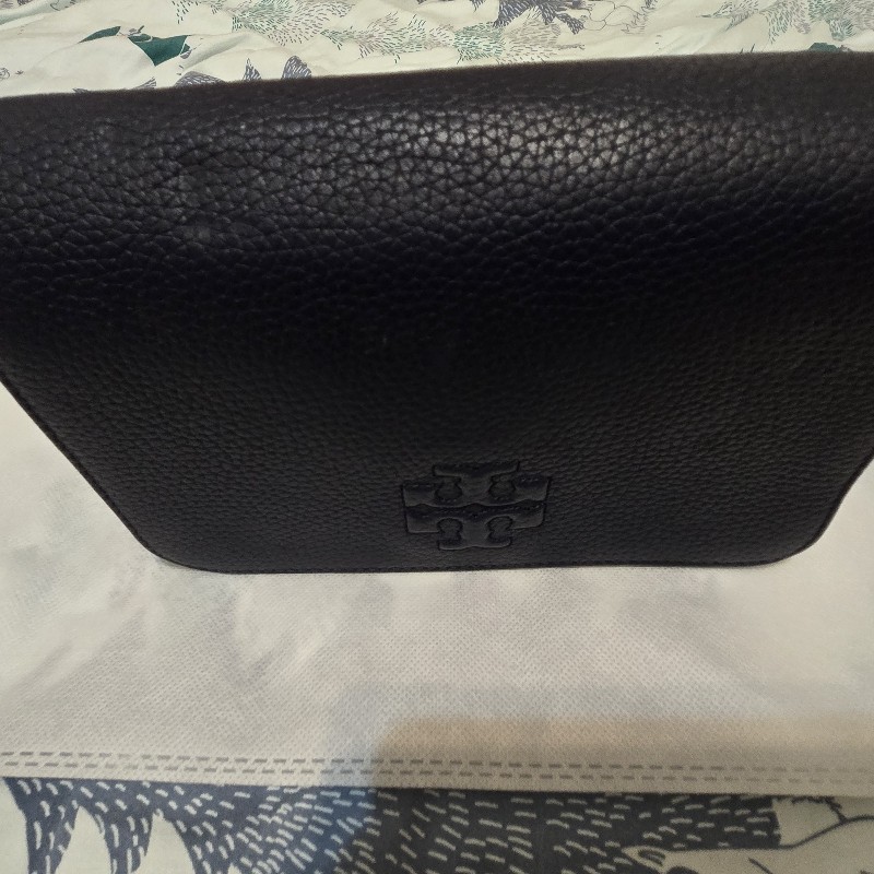 TORY BURCH 瀏蘇荔枝紋經典斜背包-6