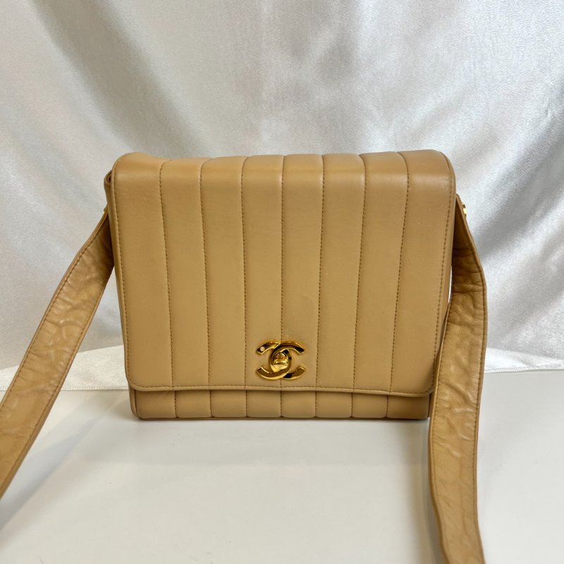CHANEL VINTAGE杏色羊皮金扣斜背包-0