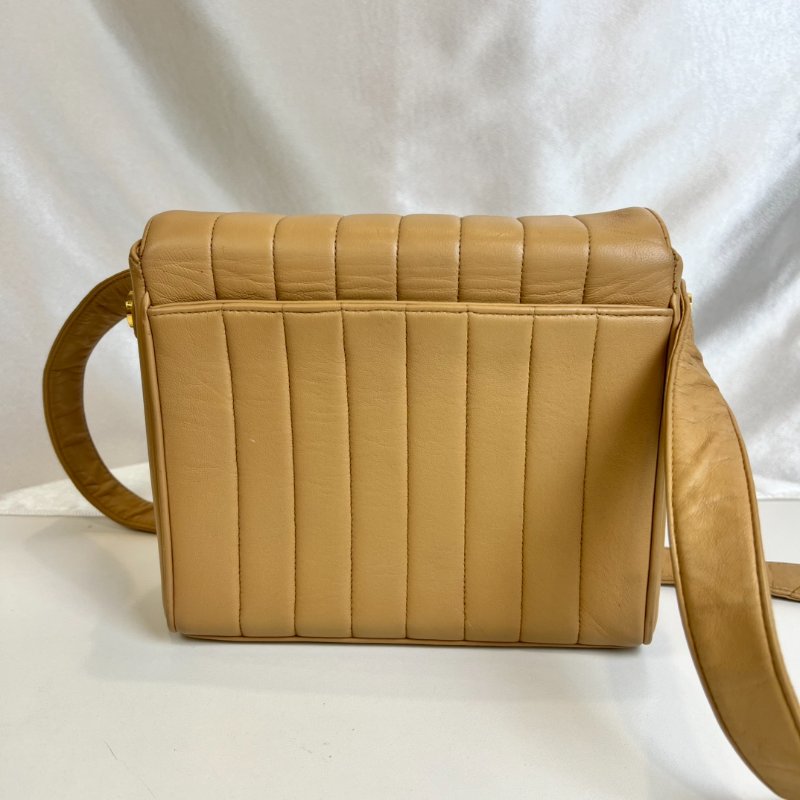 CHANEL VINTAGE杏色羊皮金扣斜背包-1