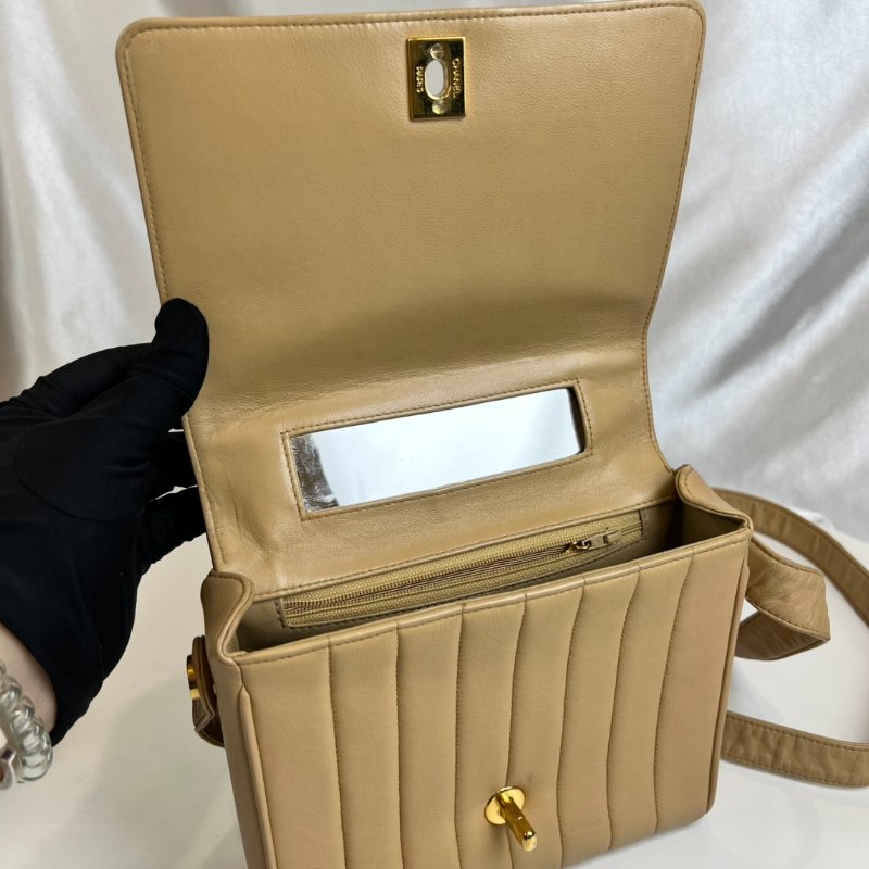 CHANEL VINTAGE杏色羊皮金扣斜背包-4