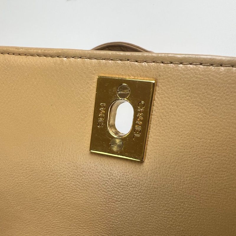 CHANEL VINTAGE杏色羊皮金扣斜背包-5