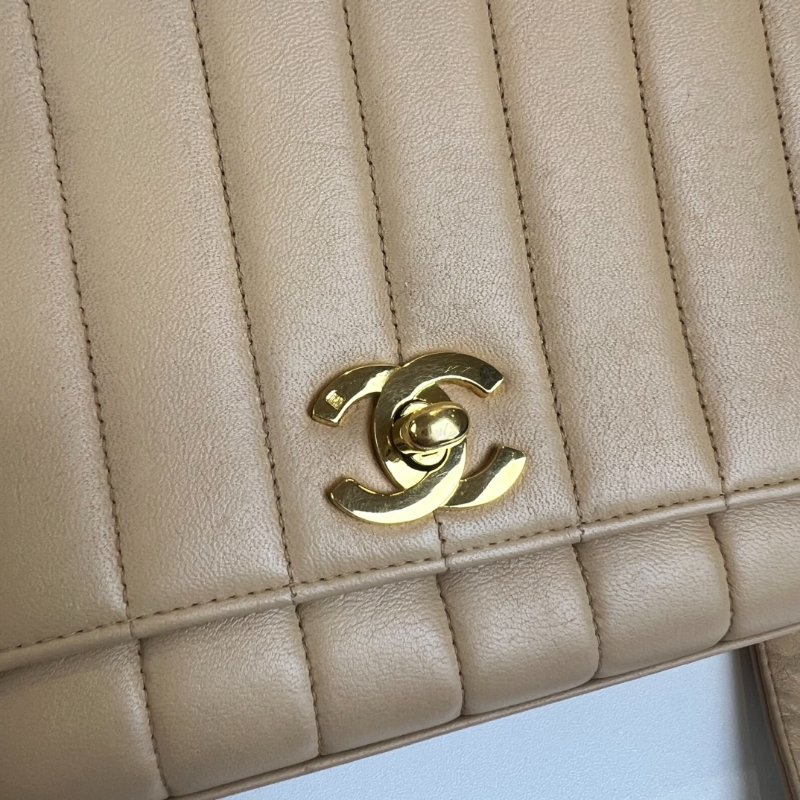 CHANEL VINTAGE杏色羊皮金扣斜背包-7