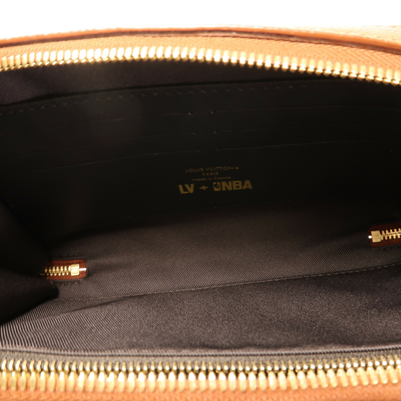 LOUIS VUITTON Monogram Taurillon LVxNBA Soft Trunk Wearable金扣肩背袋-4