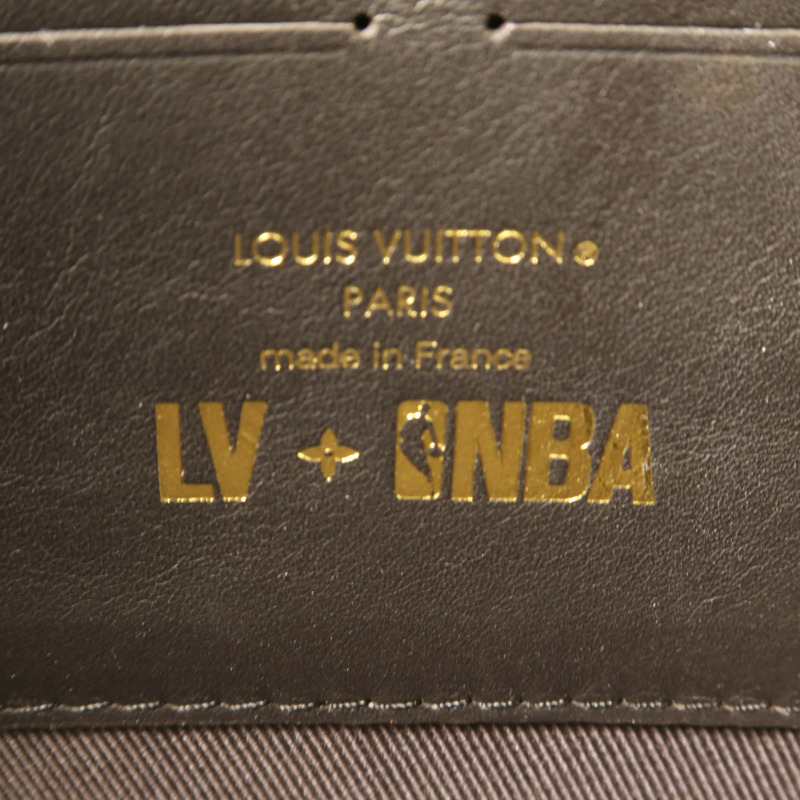 LOUIS VUITTON Monogram Taurillon LVxNBA Soft Trunk Wearable金扣肩背袋-5