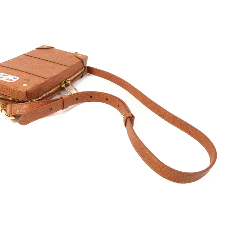 LOUIS VUITTON Monogram Taurillon LVxNBA Soft Trunk Wearable金扣肩背袋-6