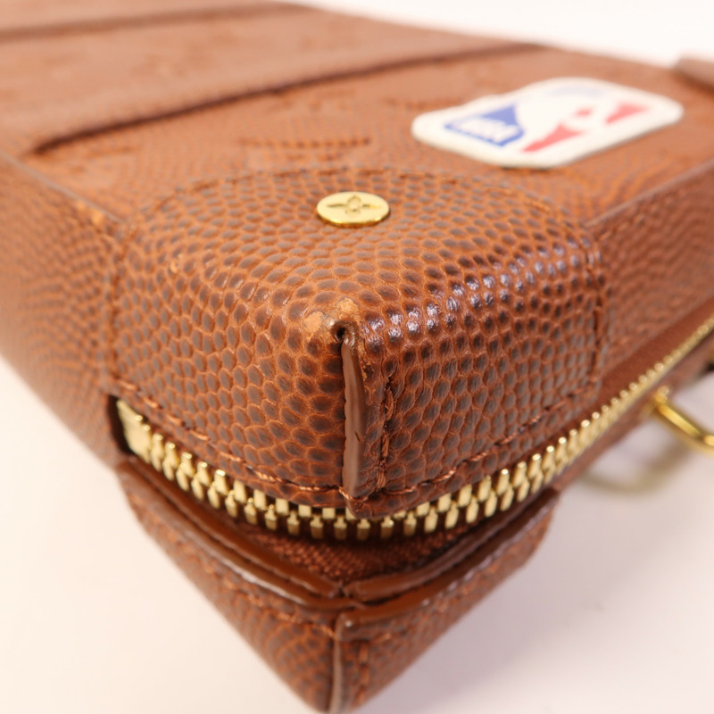 LOUIS VUITTON Monogram Taurillon LVxNBA Soft Trunk Wearable金扣肩背袋-9
