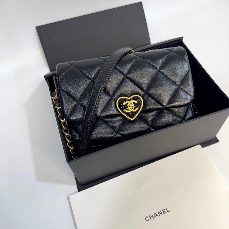 CHANEL黑金羊皮愛心琺琅釦Flap bag AS3986-0