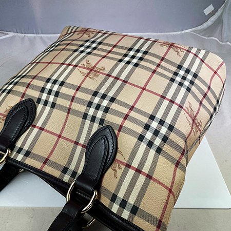 【B0434】BURBERRY駝色 PVC 戰馬格紋直立托特包-2