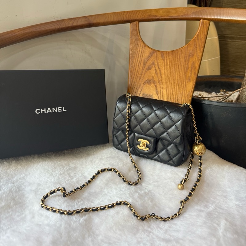 菱格紋小羊皮口蓋金球方胖包(黑色)-0