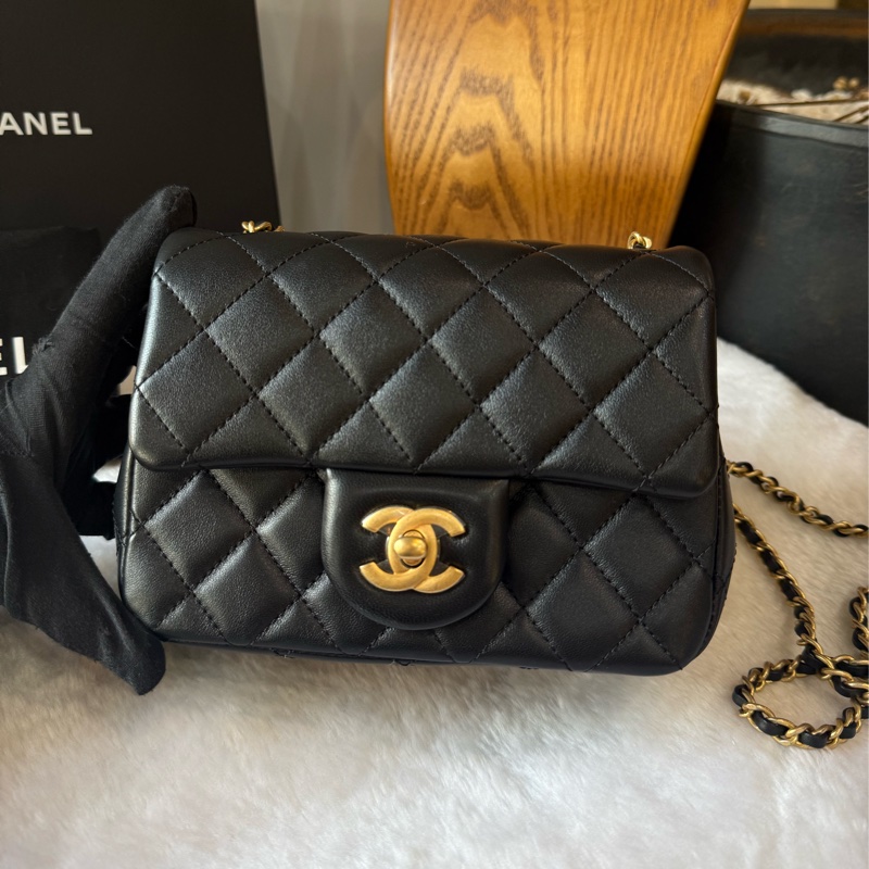 菱格紋小羊皮口蓋金球方胖包(黑色)-1