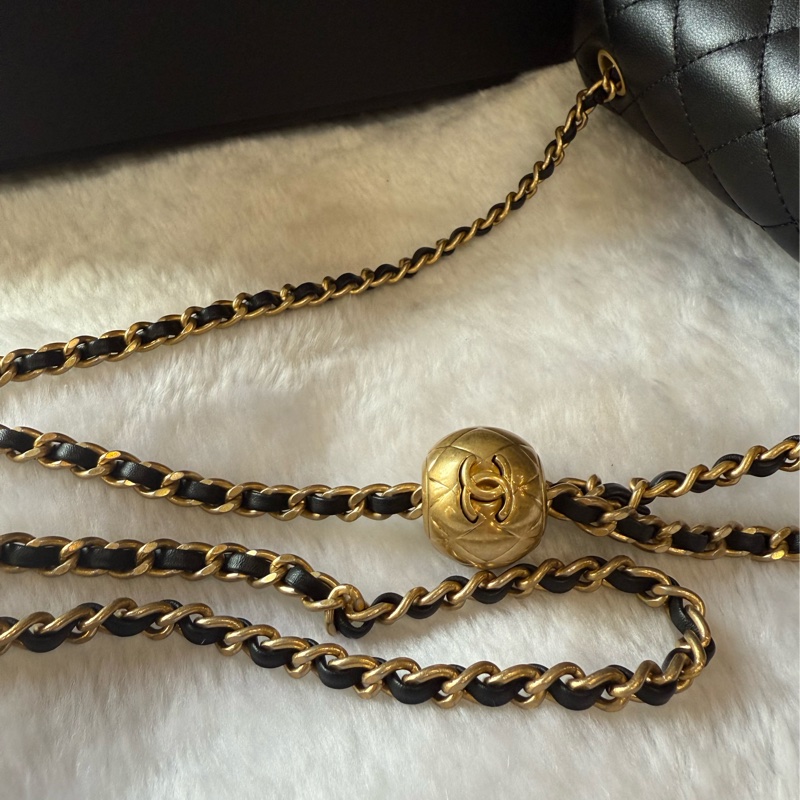 菱格紋小羊皮口蓋金球方胖包(黑色)-8