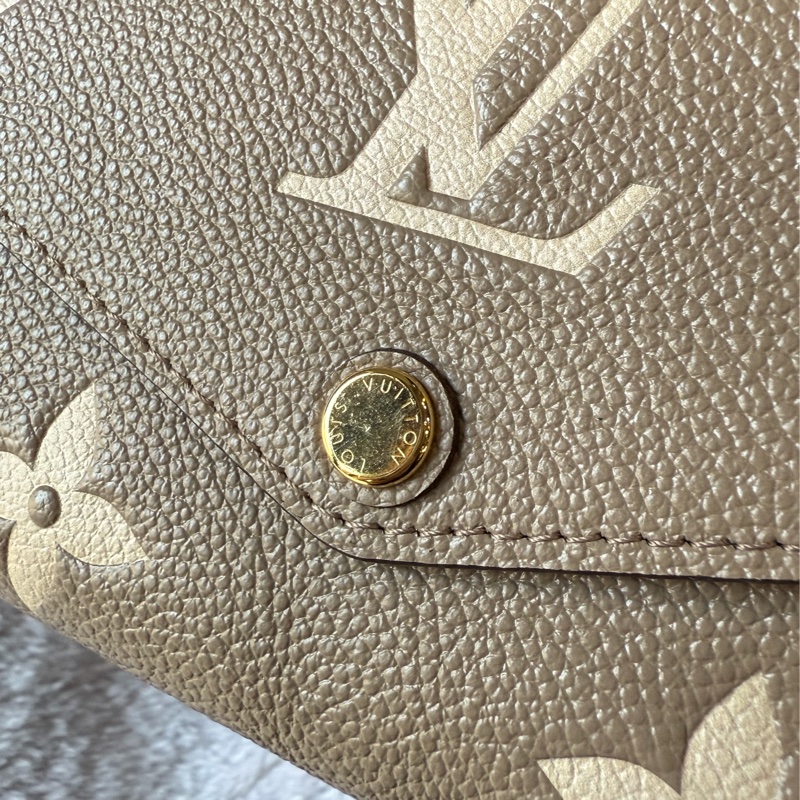 Monogram SARAH 壓紋粒面牛皮發財長夾(斑鳩灰/奶油白) M81049-1