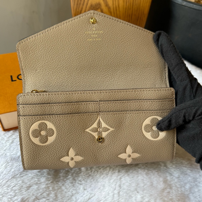 Monogram SARAH 壓紋粒面牛皮發財長夾(斑鳩灰/奶油白) M81049-5