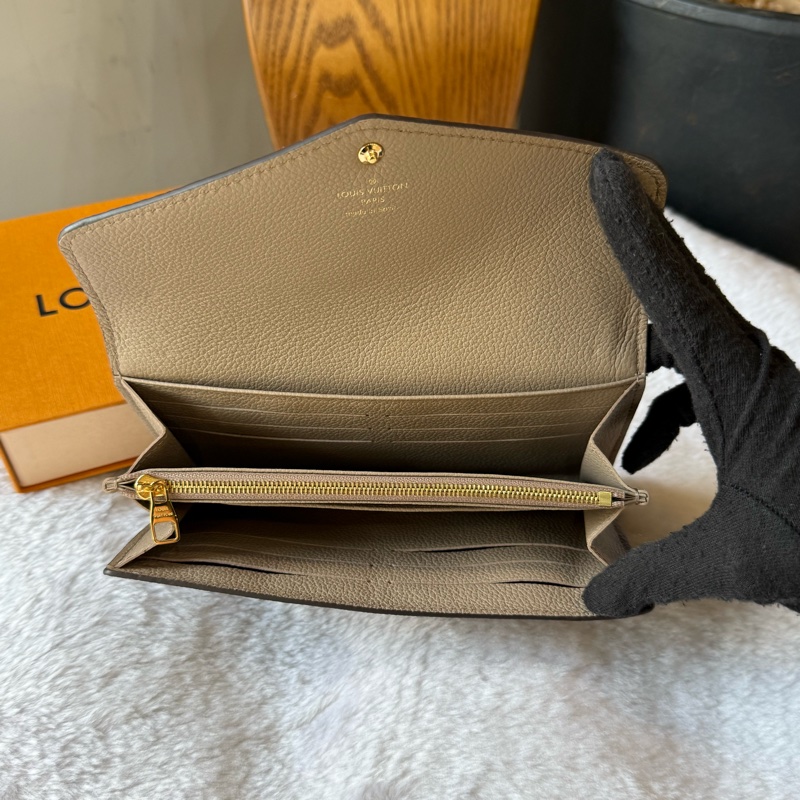 Monogram SARAH 壓紋粒面牛皮發財長夾(斑鳩灰/奶油白) M81049-6