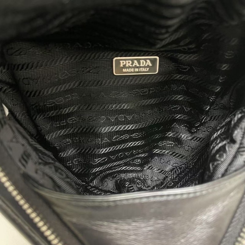 Prada普拉達 黑色全皮秀款hobo三角包肩背包斜背包-8