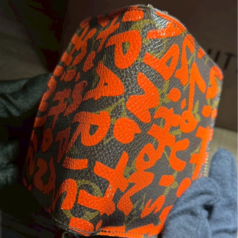 LV 塗鴉拉鍊零錢包-1