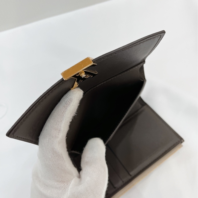莉亞精品♡ LV m62159 中夾奶茶 九新美夾-12