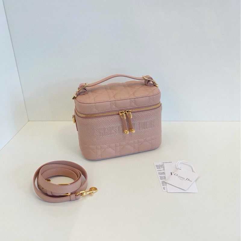 Dior 迪奧 Vanity 藕粉色 化妝包 小號 約19*18.5*14.5 經典藤格紋帶子母logo 粉色系金扣-0