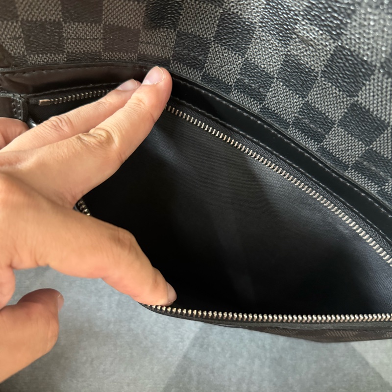 Lv 棋盤格側背包-5