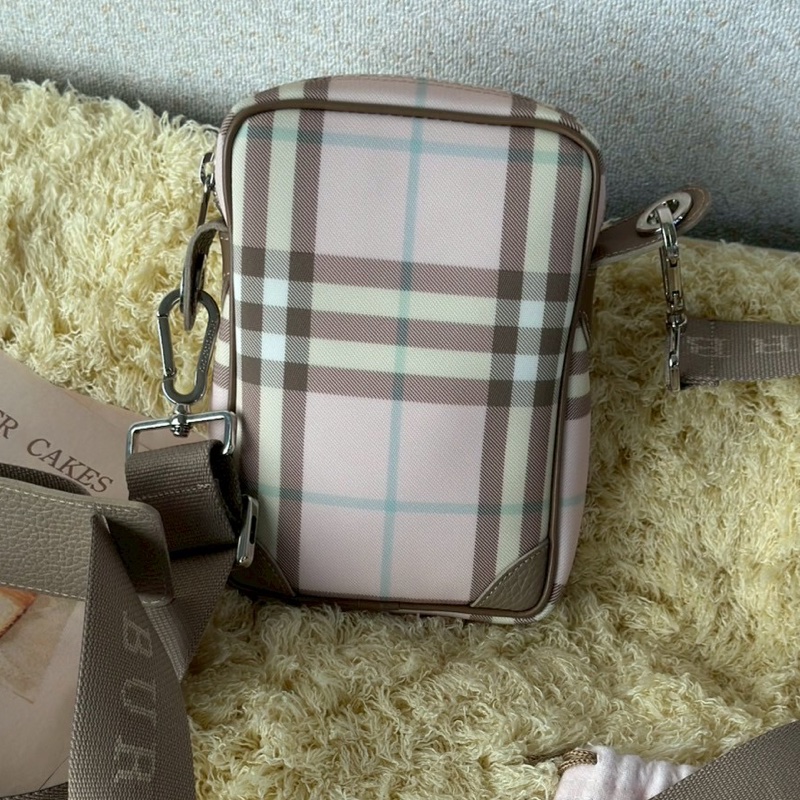 BURBERRY 粉色斜背相機包-1