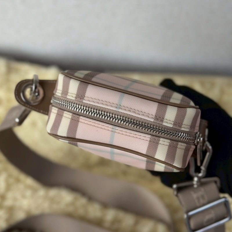 BURBERRY 粉色斜背相機包-2