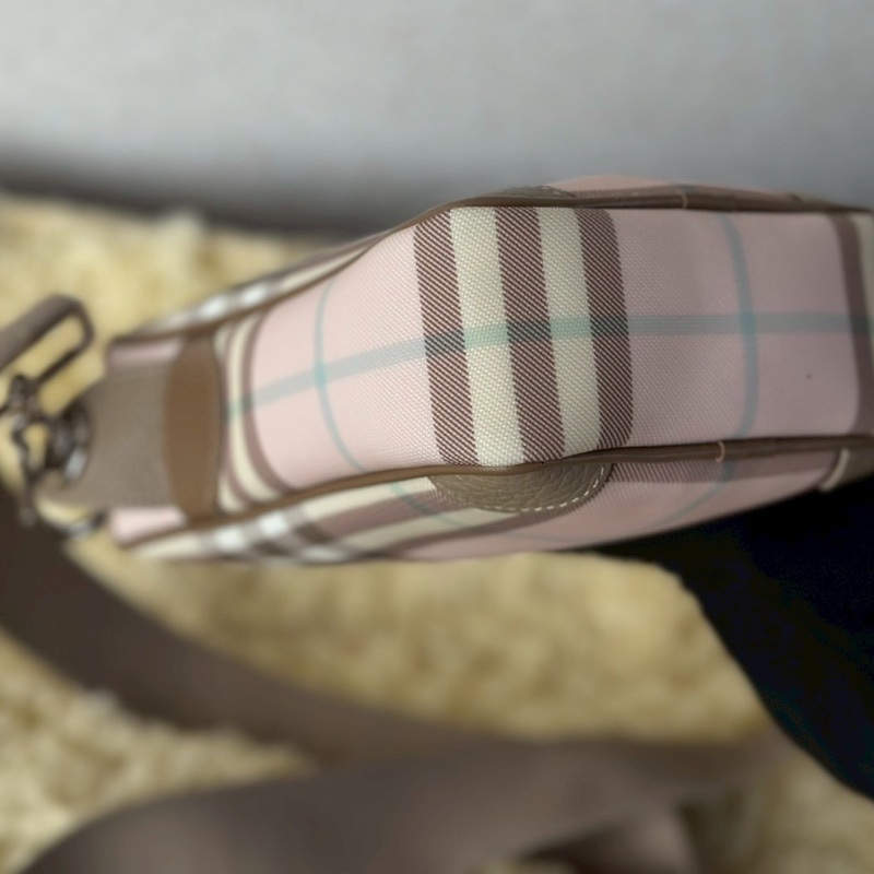 BURBERRY 粉色斜背相機包-4